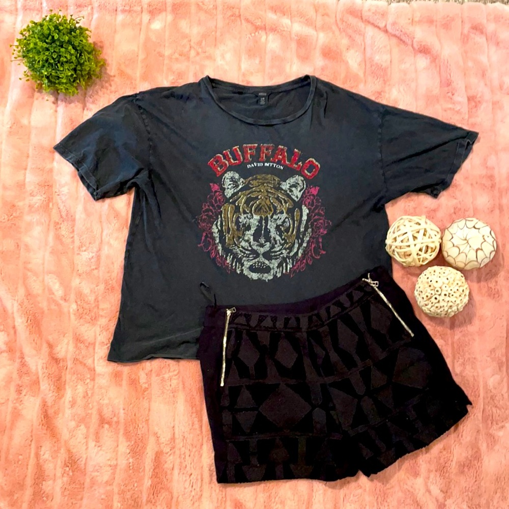 Oversized cropped tee with lion design